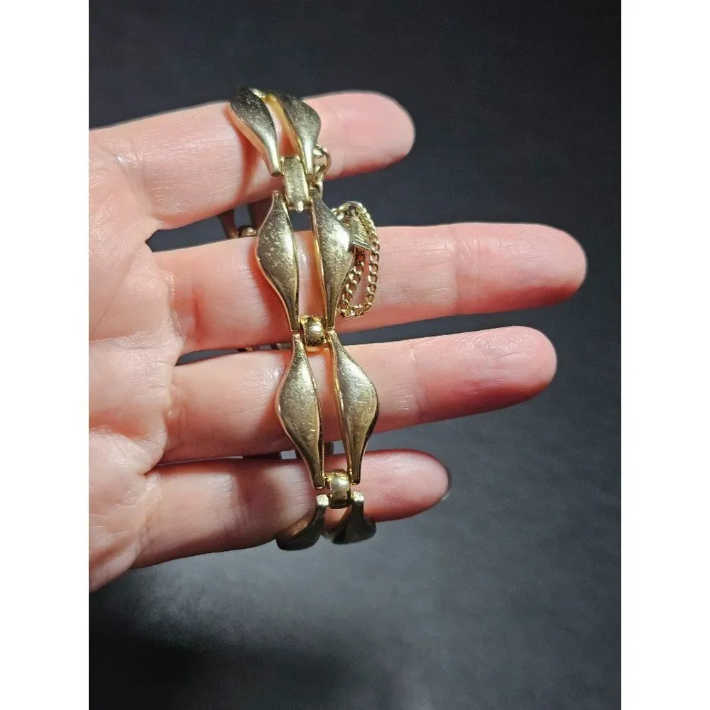 Vintage Monet gold tone bracelet 6.75
